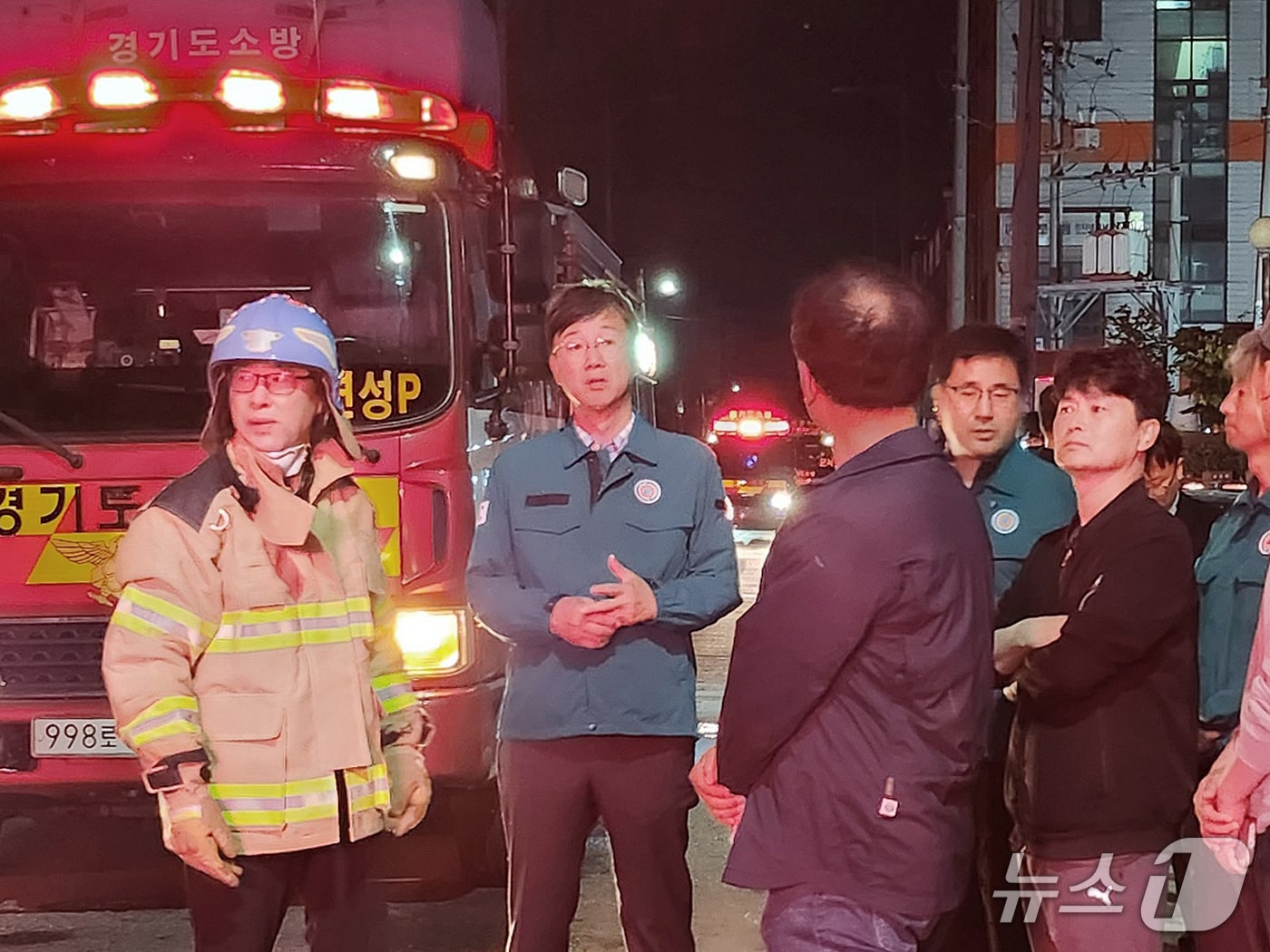 지난 7일 안산시 단원구 성곡동 화재 현장에 이민근 안산시장(왼쪽에서 두 번째)이 현장을 방문한 모습.(안산시 제공)