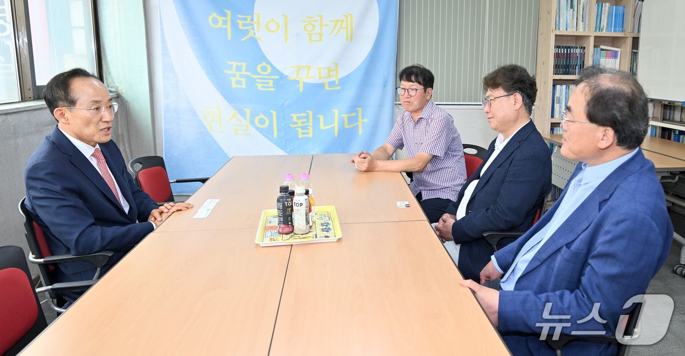 추경호 대구시장 당선인이 15일 오후 대구경실련을 찾아 민선 9기 시정 운영 방안 등에 대한 의견을 듣고 있다. (대구시장직 인수위원회 제공. 재판매 및 DB 금지) 2026.6.15/뉴스1