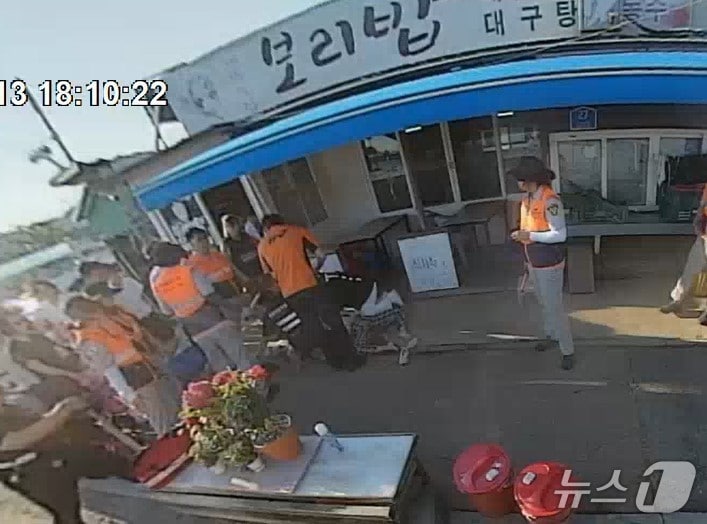 119 구급대원들이 지난 13일 울주군 서생면 간절곶 특산물대축제 행사장 인근 식당에서 쓰러진 30대 여성을 구조하고 있다.(울산소방본부 제공. 재판매 및 DB금지)/뉴스1