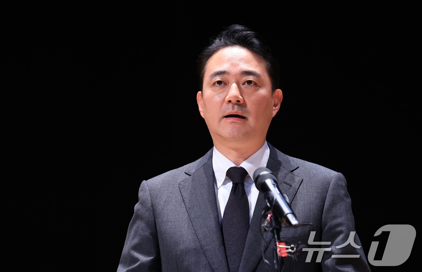 홍정도 중앙그룹 부회장이 15일 서울 마포구 중앙일보빌딩에서 계열사 기업회생절차 신청과 관련해 입장을 발표하고 있다. 2026.6.15 ⓒ 뉴스1 이호윤 기자