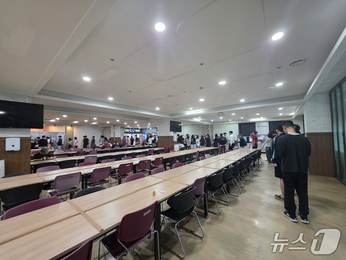 국립한밭대학교가 기말고사 기간 운영하고 있는 ‘0원의 아침밥’을 먹기 위해 학생들이 대기하고 있다.(국립한밭대학교 제공.재판매 및 DB금지)/뉴스1