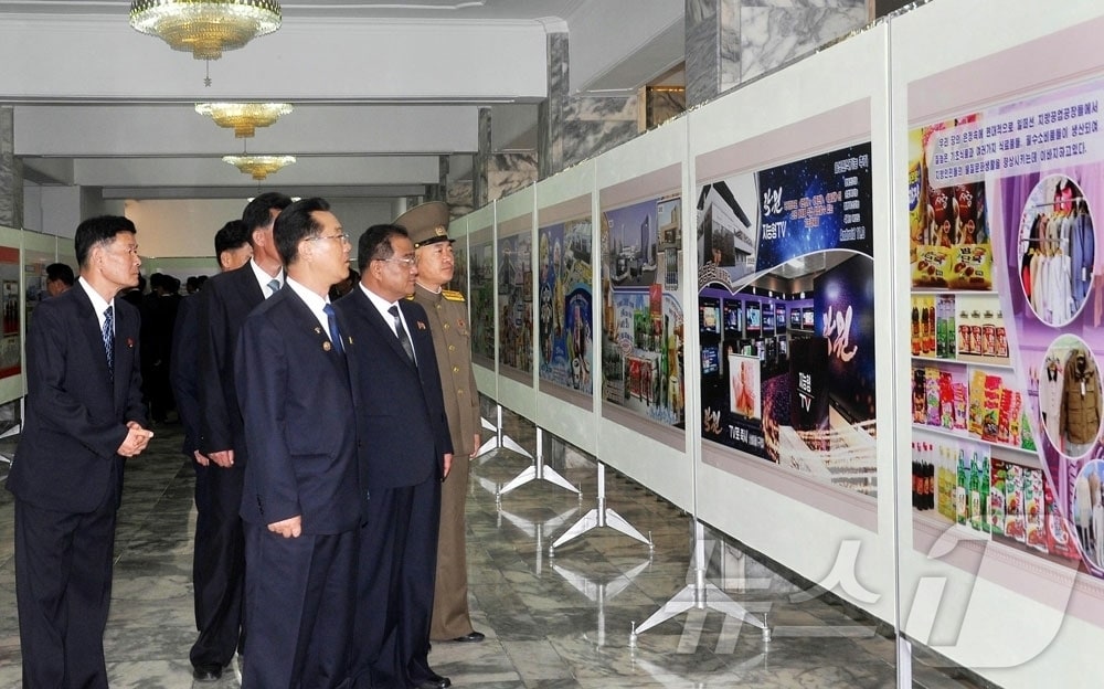 (평양 노동신문=뉴스1) = 북한 노동당 기관지 노동신문은 16일 "위대한 당의 현명한 영도 밑에 날로 비약하는 경공업 부문의 발전상을 보여주는 사진전람회 '경공업 발전의 휘황한 전망을 펼쳐주시여'가 각 도, 시, 군들에서 진행되고 있다"라고 보도했다. [국내에서만 사용가능. 재배포 금지. DB 금지. For Use Only in the Republic of Korea. Redistribution Prohibited] rodongphoto@news1.kr