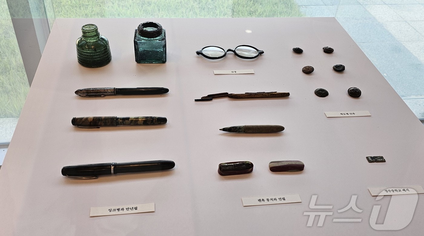 경북교육청은 16일 도교육청 1층 전시 공간에서 30일까지 열리는 6·25전쟁 ‘경북도 학도병 기록물 수집 및 정리 사업’ 수집 기록물 전시회 ‘소년의 시간’에서 학도병 유품을 공개한다. /뉴스1