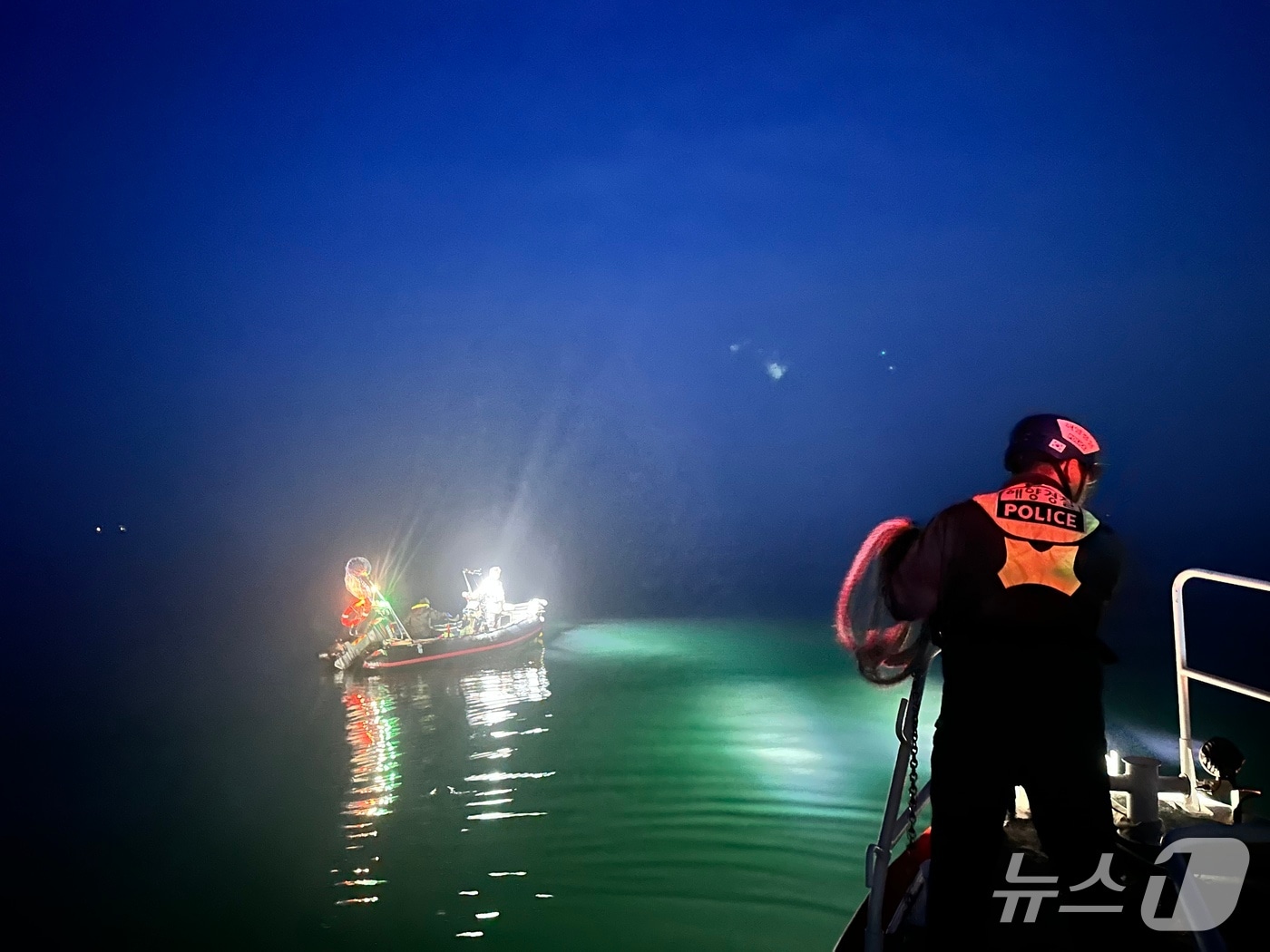 16일 오전 3시 50분께 군산 비응항 서방 약 10㎞ 해상에서 레저보트 엔진 고장으로 표류하던 관광객 2명이 해경에 구조됐다.(군산해경 제공. 재판매 및 DB금지)