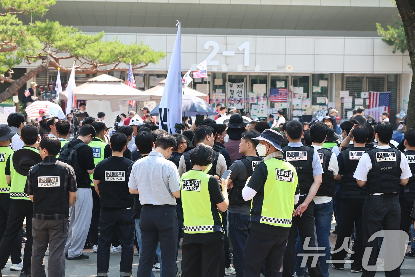 16일 경찰과 대한체육회 등 관계자들이 올림픽공원 핸드볼경기장 진입을 시도하다 시위대와 대치하고 있다. 2026.6.16 ⓒ 뉴스1 김도우 기자