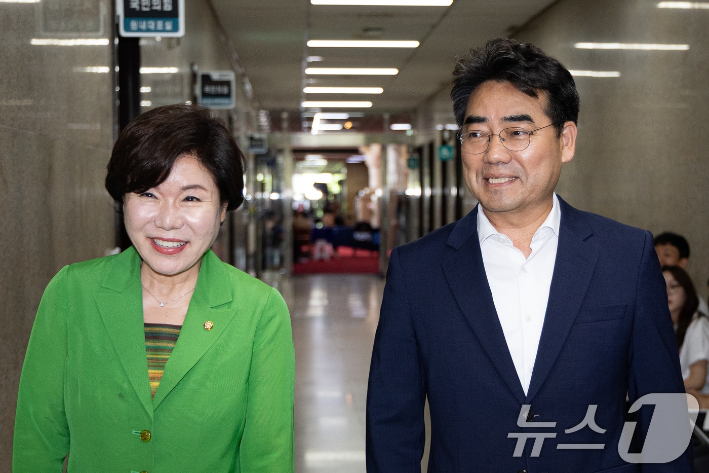 국민의힘 소장파 의원 모임 '대안과미래' 간사 이성권 의원(오른쪽)과 조은희 의원이 16일 서울 여의도 국회에서 정점식 원내대표 면담을 위해 원내대표실로 들어서고 있다. 2026.6.16 ⓒ 뉴스1 유승관 기자