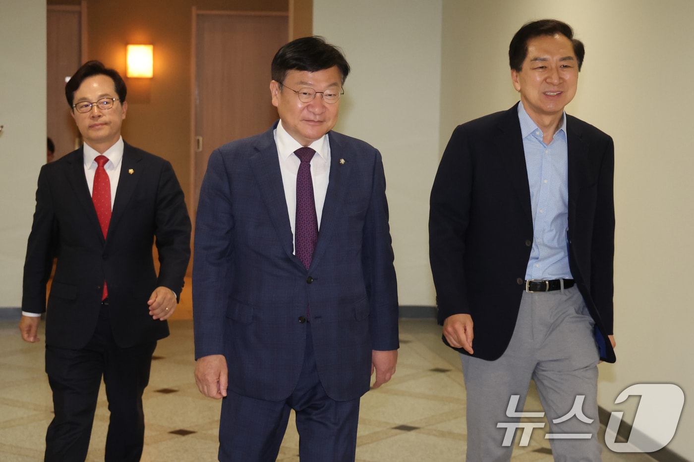 국민의힘 정점식 원내대표와 윤용근 원내대표 비서실장, 김기현 의원이 16일 서울 여의도의 한식당에서 5선 의원과 오찬을 위해 이동하고 있다. 2026.6.16 ⓒ 뉴스1 황기선 기자