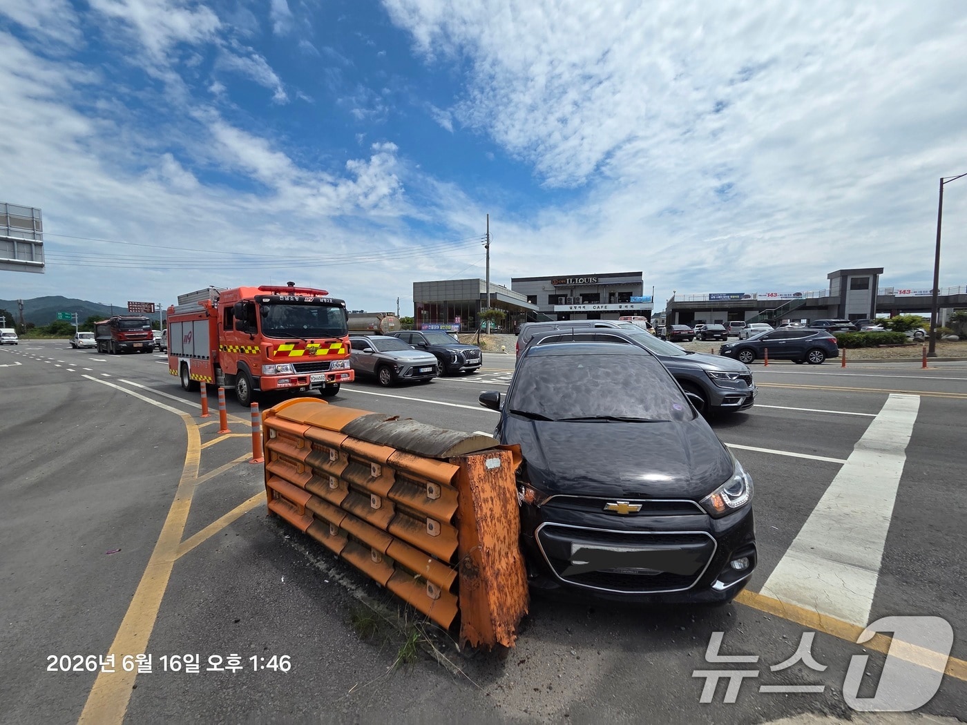 16일 오후 1시 41분쯤 전남 나주시 남평읍의 한 도로에서 경차와 탱크로리가 충돌하는 사고가 발생했다. (전남소방본부 제공. 재판매 및 DB금지) 2026.6.16 ⓒ 뉴스1 이수민 기자