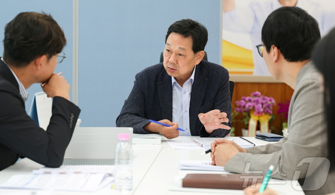전화식 경북 성주군수 당선인이 16일 군정 현황에 대한 업무보고를 받고 있다. (성주군 제공. 재판매 및 DB금지) ⓒ 뉴스1 정우용 기자