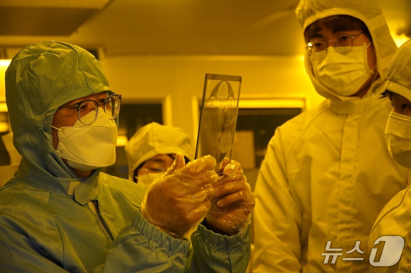 국립한밭대학교 반도체클린룸에서 진행된 반도체 소자제작 실습교육 (국립한밭대학교 제공.재판매 및 DB금지)/뉴스1