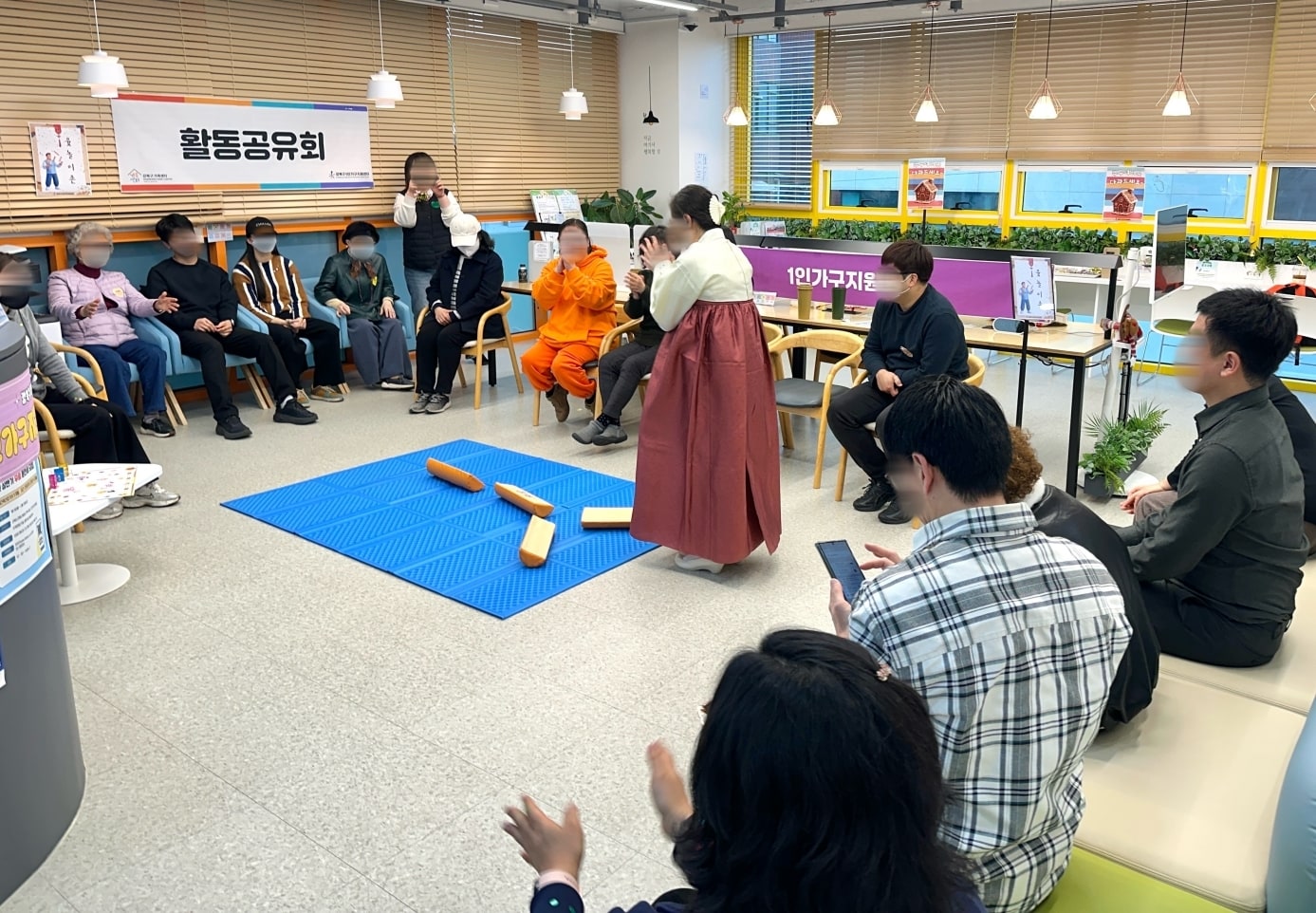 강북구1인가구지원센터 ‘설날 뿌꾸 다락방’ 프로그램에 참여한 주민들이 함께 소통하고 있다.(강북구 제공)