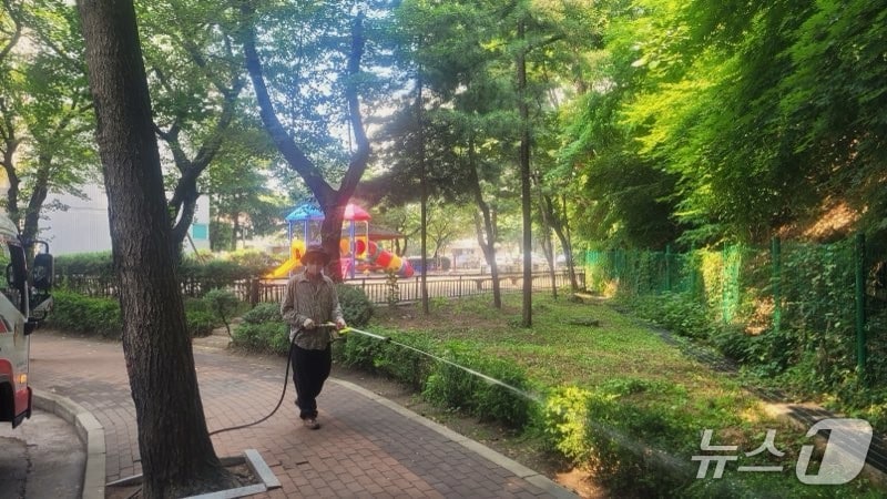 러브버그 방제 활동.(광명시 제공)