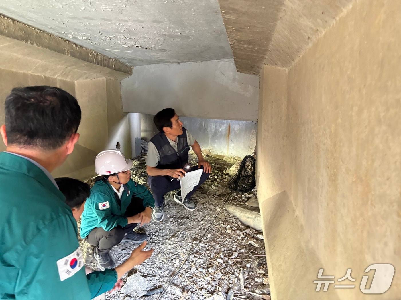 울산 북구는 최근 결함이 발견된 병영교에 대한 민관합동 긴급 현장점검을 실시했다.(울산 북구 제공. 재판매 및 DB금지)/뉴스1