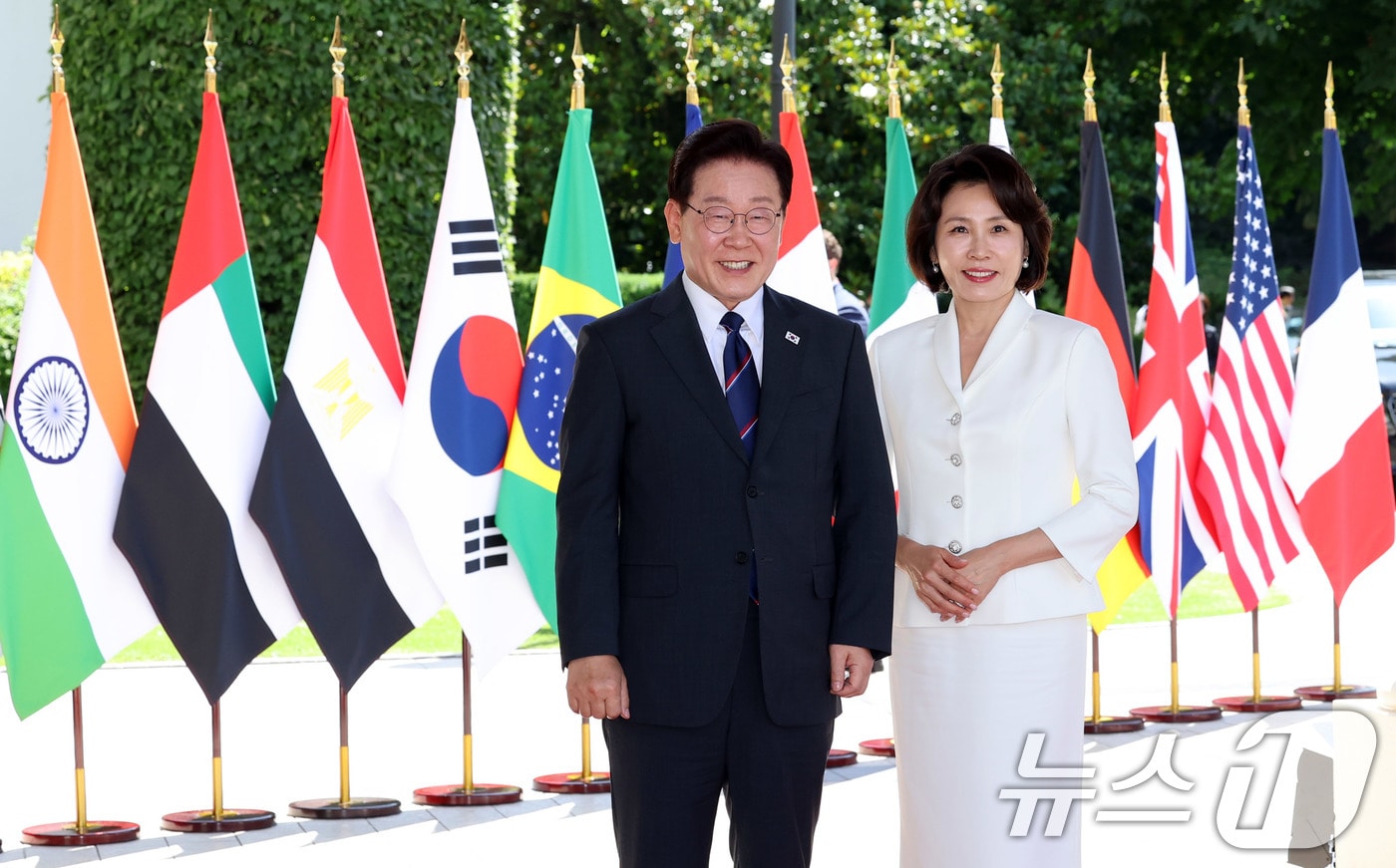 이재명 대통령과 김혜경 여사가 16일(현지시간) 프랑스 에비앙레뱅에서 열린 주요7개국(G7) 정상회의 행사장에서 기념촬영을 하고 있다. 2026.6.16 ⓒ 뉴스1 허경 기자