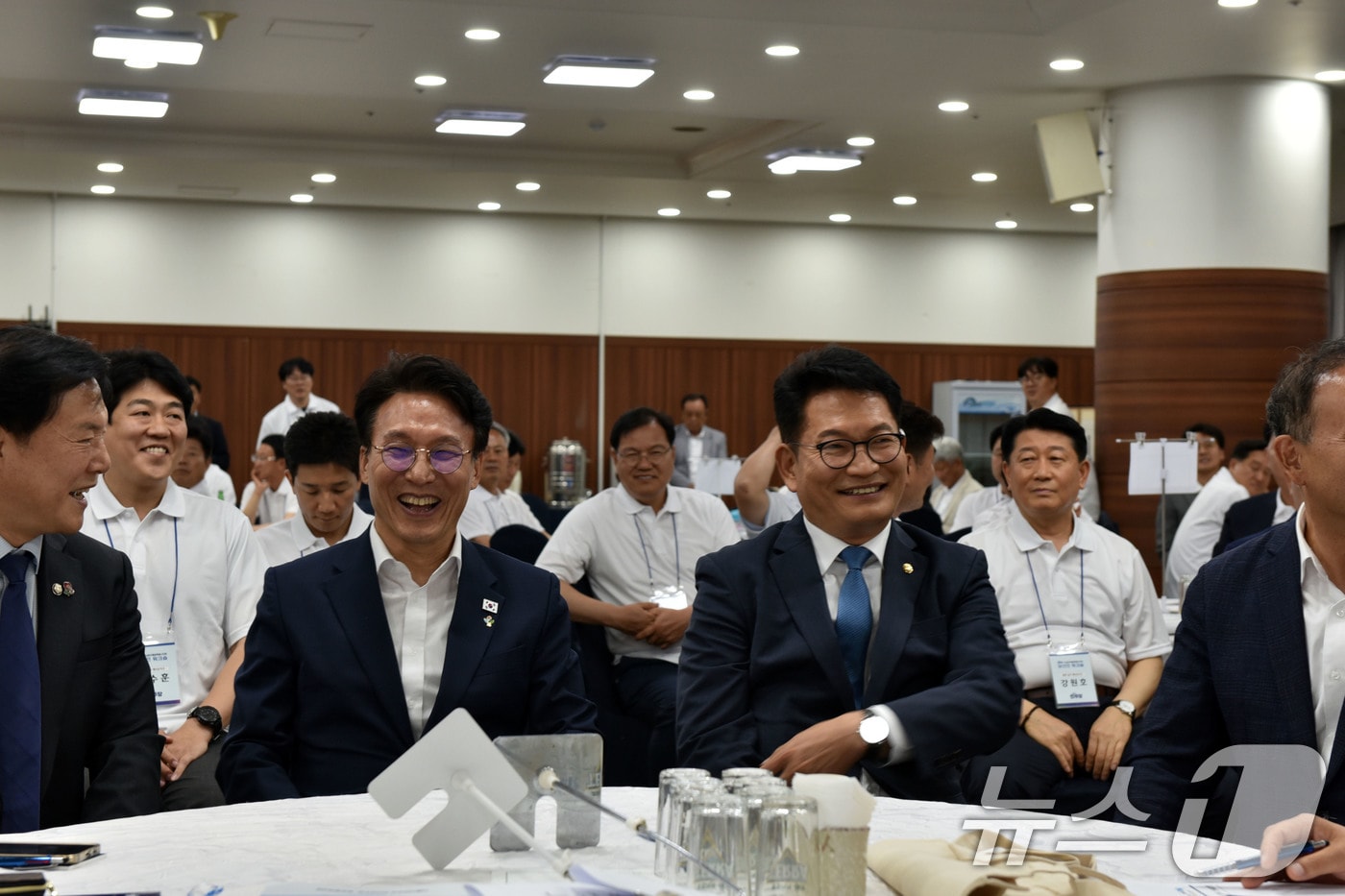 김민석 국무총리와 송영길 더불어민주당 의원이 16일 전남 보성 다비치콘도에서 열린 제9회 전국동시지방선거 전남광주통합특별시의원 당선인 워크숍에서 미소 짓고 있다. 2026.6.16 ⓒ 뉴스1 김성준 기자