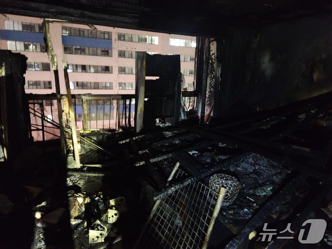 16일 부산 수영구 남천동의 12층짜리 아파트에서 불이 난 모습. (부산소방재난본부 제공. 재판매 및 DB금지)