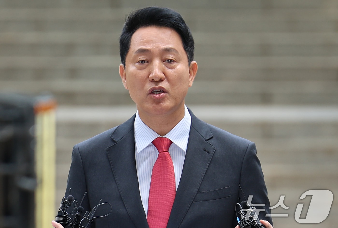 오세훈 서울시장이 17일 서울 서초구 서울중앙지방법원에서 열린 여론조사비 대납 의혹 관련 결심 공판에 출석하며 입장을 밝히고 있다. 오 시장은 지난 2021년 서울시장 재보궐선거를 앞두고 정치 브로커 명태균 씨에게 총 10차례에 걸쳐 여론조사 결과를 제공받고 후원자 김 씨에게 3300만 원 상당의 비용을 대납하도록 한 혐의로 기소됐다. 2026.6.17 ⓒ 뉴스1 오대일 기자