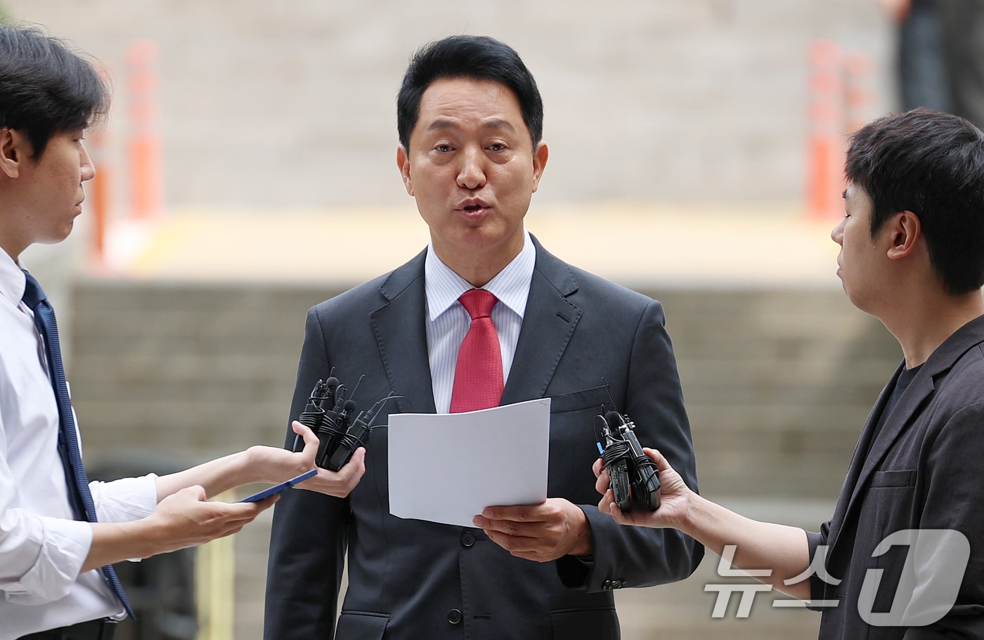 오세훈 서울시장이 17일 서울 서초구 서울중앙지방법원에서 열린 여론조사비 대납 의혹 관련 결심 공판에 출석하며 입장을 밝히고 있다. 2026.6.17 ⓒ 뉴스1 오대일 기자