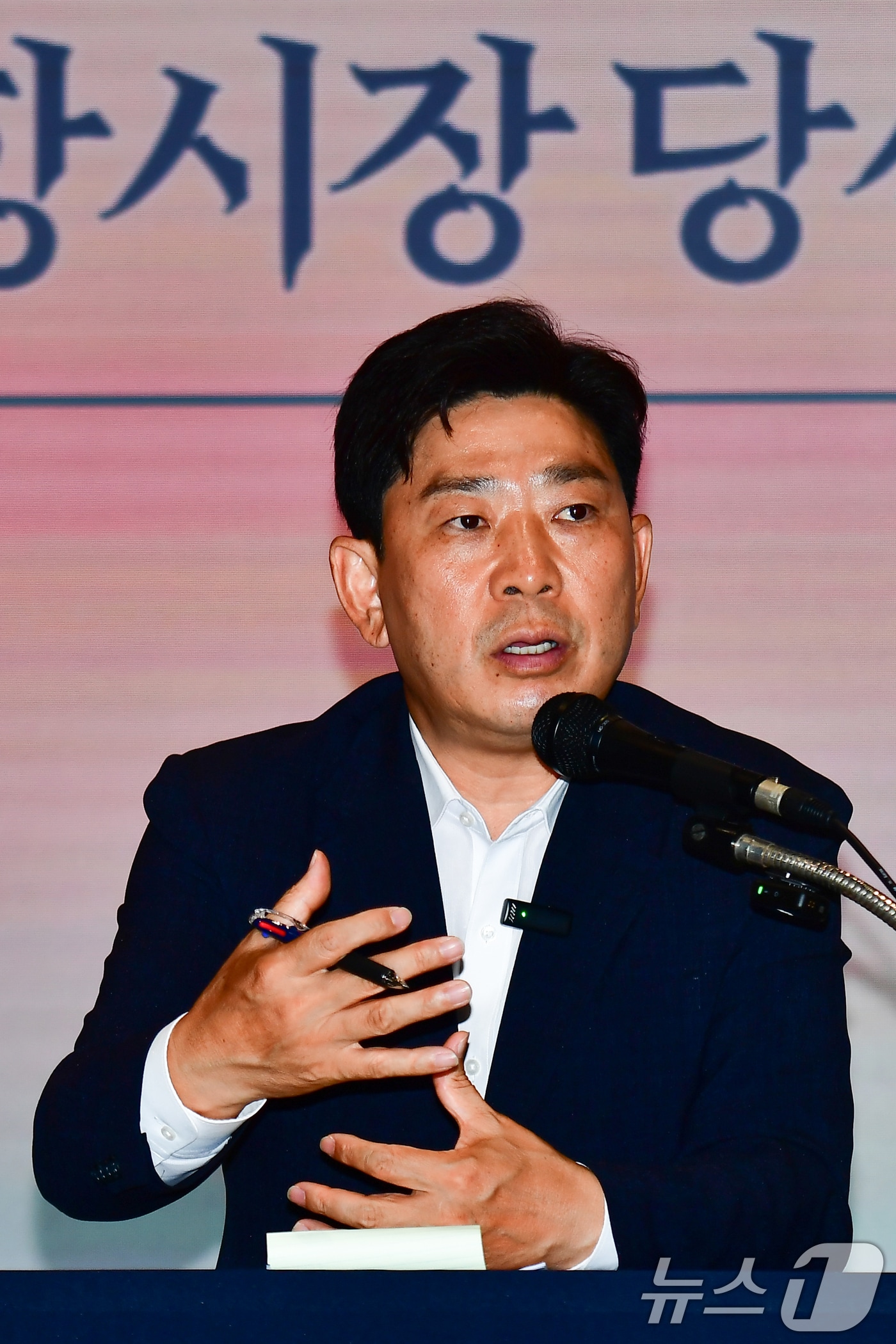 박용선 경북 포항시장 당선인이 17일 오전 포항첨단해양R&D센터에 있는 인수위 사무실에서 기자간담회를 진행하고 있다. 박 당선인은 "민생경제와 철강경기 회복에 역량을 집중하겠다"고 말했다. 2026.6.17 ⓒ 뉴스1 최창호 기자