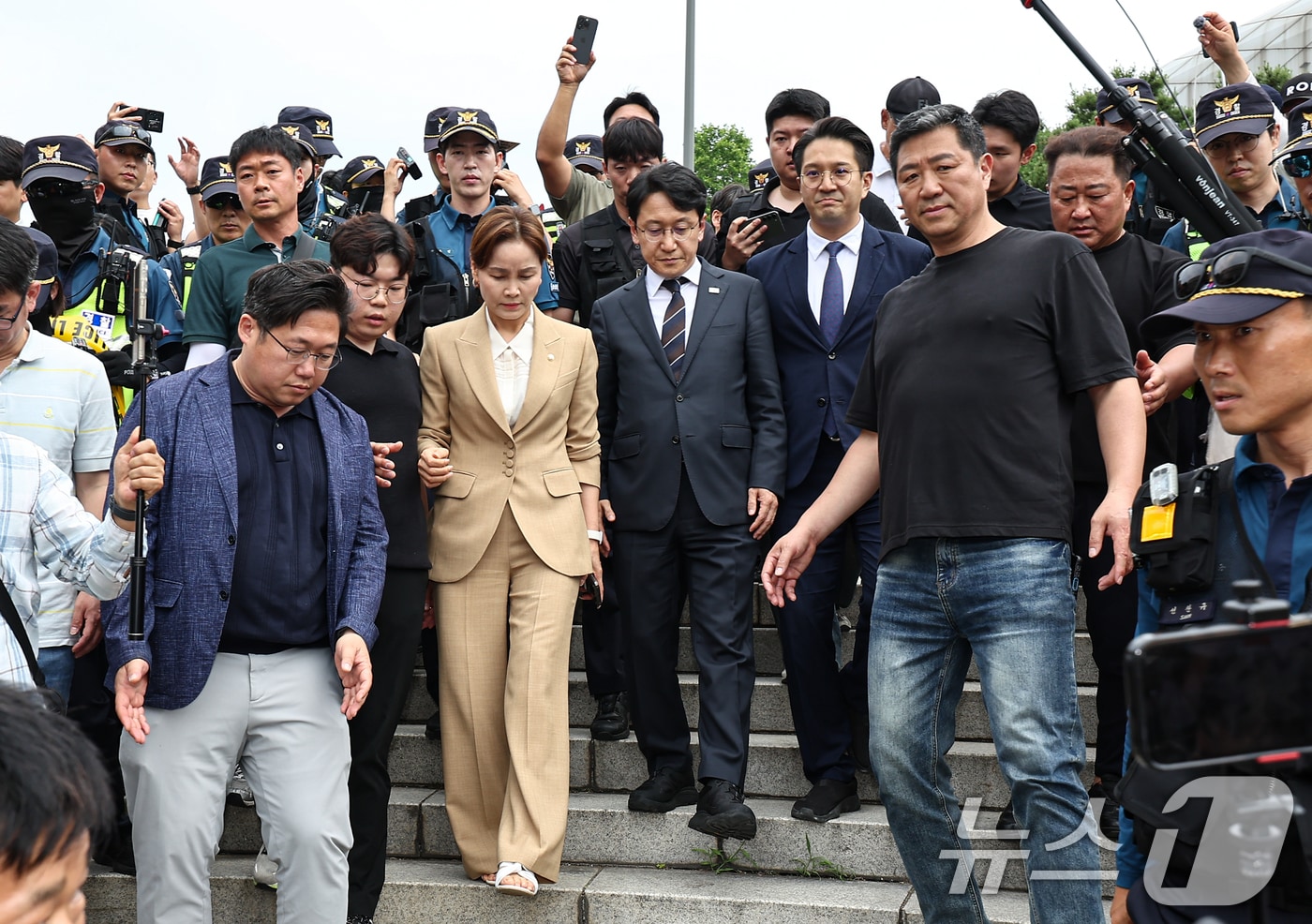 임오경, 전용기, 천준호 더불어민주당 의원이 17일 서울 송파구 올림픽공원 핸드볼경기장 앞에서 투표용지 부족 사태를 규탄하는 시민들에게 항의를 받으며 이동하고 있다. 2026.6.17 ⓒ 뉴스1 김도우 기자