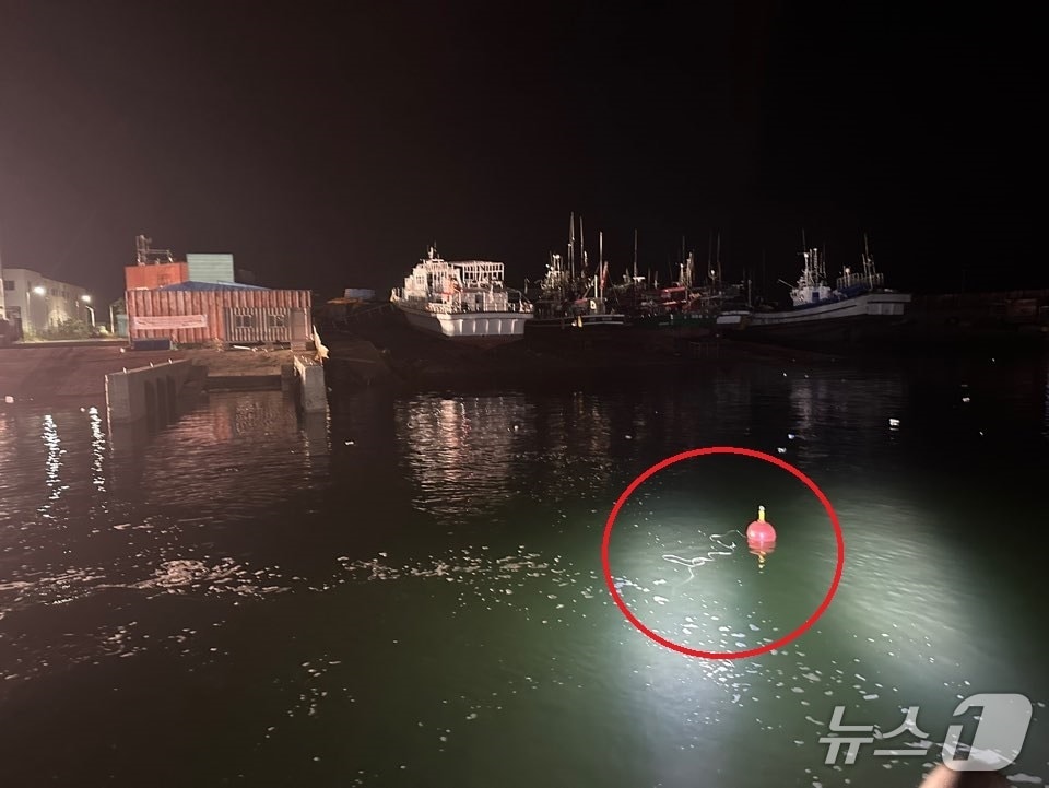 해경이 17일 오전 0시 57분께 전북 군산시 비응항 경사로에서 바다로 빠진 견인차량이 추락한 지점에 야간 식별 부표를 설치했다.(군산해경 제공. 재판매 및 DB금지)