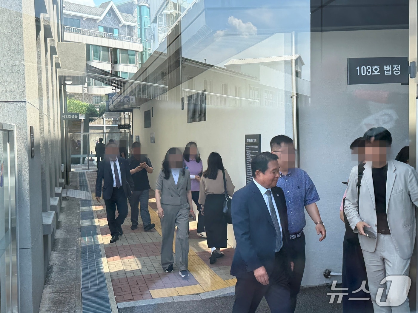 2022년 '6·1 전국동시지방선거' 당시 불법선거운동과 뇌물수수 혐의를 받는 신경호 강원도교육감이 17일 오후 항소심 재판을 받기 위해 재판장 안으로 들어가고 있다.2026.6.17 한귀섭 기자