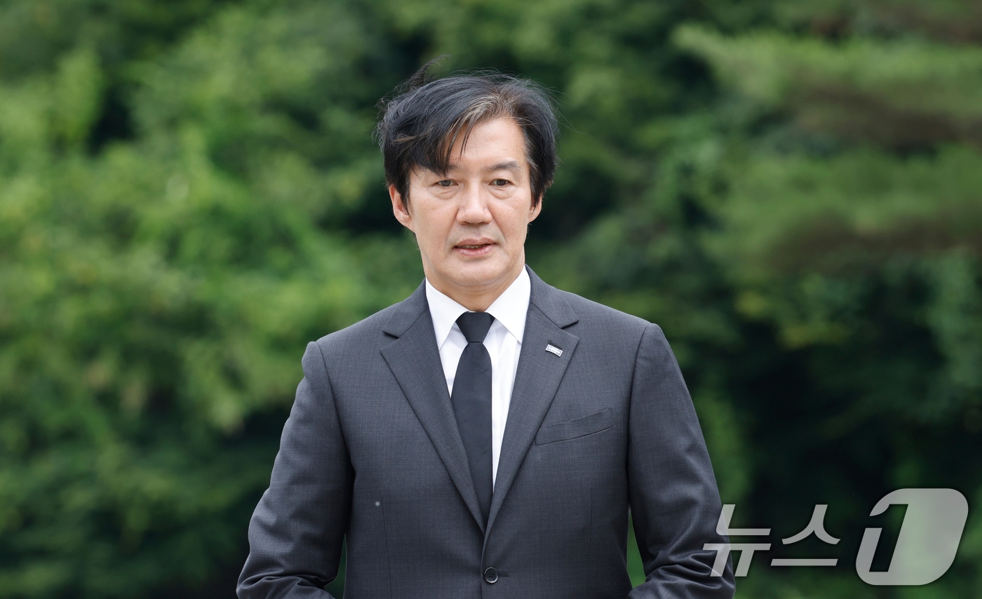 조국 전 조국혁신당 대표가 17일 오후 광주 국립5.18민주묘역 2묘지를 찾아 참배하기 위해 이동하고 있다. 2026.6.17 ⓒ 뉴스1 김태성 기자