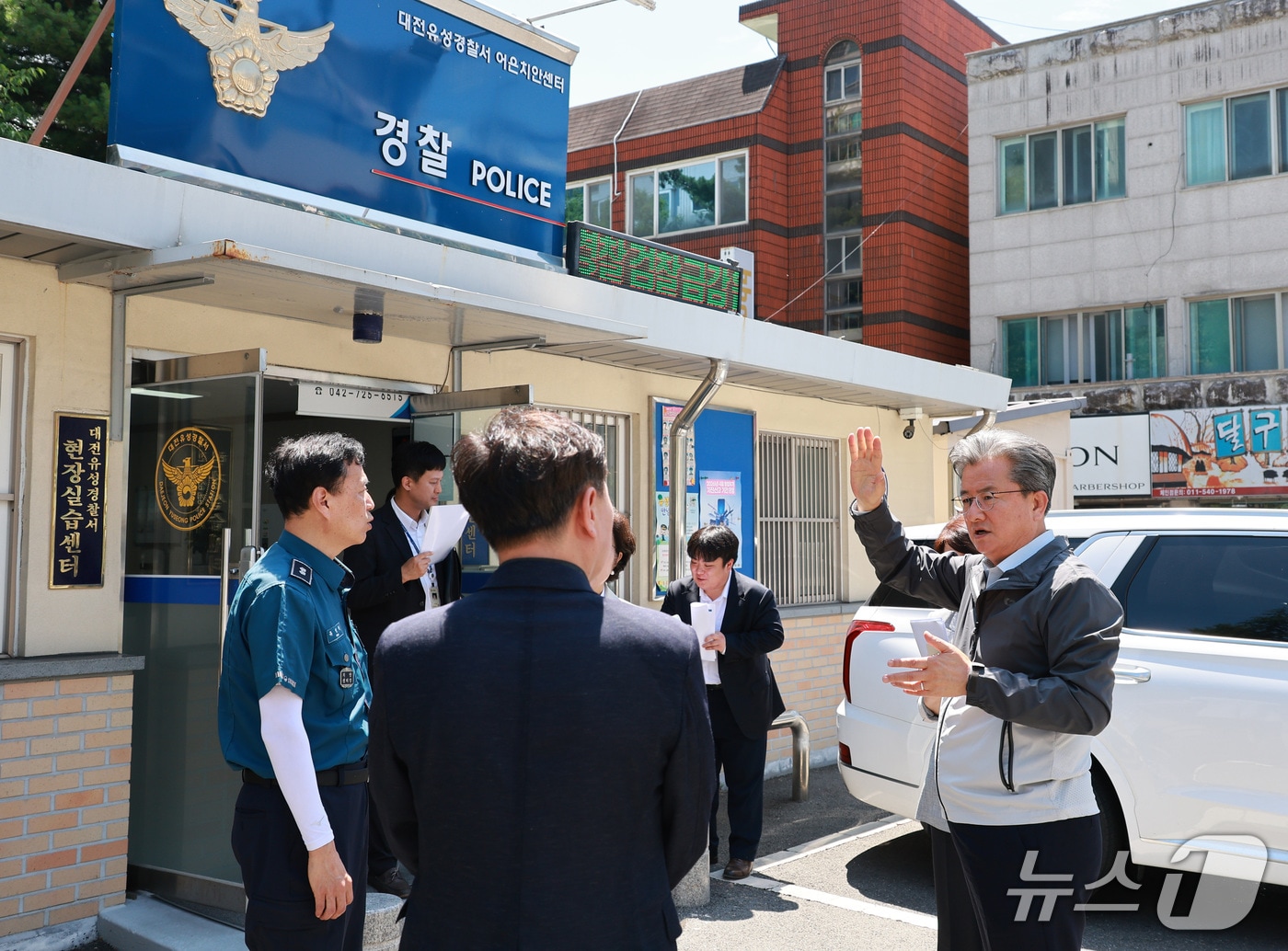 정용래 유성구청장이 현장 행정을 하고 있다.(유성구 제공. 재판매 및 DB금지)/뉴스1