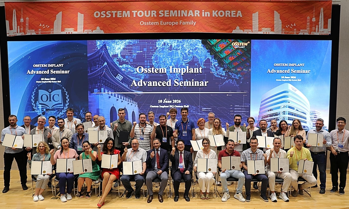 '오스템 유럽 투어 세미나 2026'(Osstem Europe Tour Seminar 2026)에 참가한 유럽 9개국 치과의사들이 지난 10일 서울 강서구 오스템임플란트 트윈타워에서 진행된 세미나 후 수료증을 받고 기념 촬영을 하고 있다. (오스템임플란트 제공)