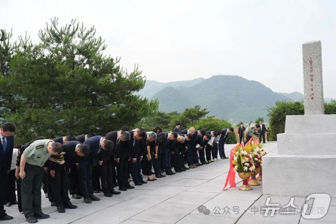 왕야쥔 주북 중국대사가 평안남도 덕천시에 위치한 중국군 전사자 묘역을 참배했다. (사진 출처= 주북 중국대사관 위챗 계정)