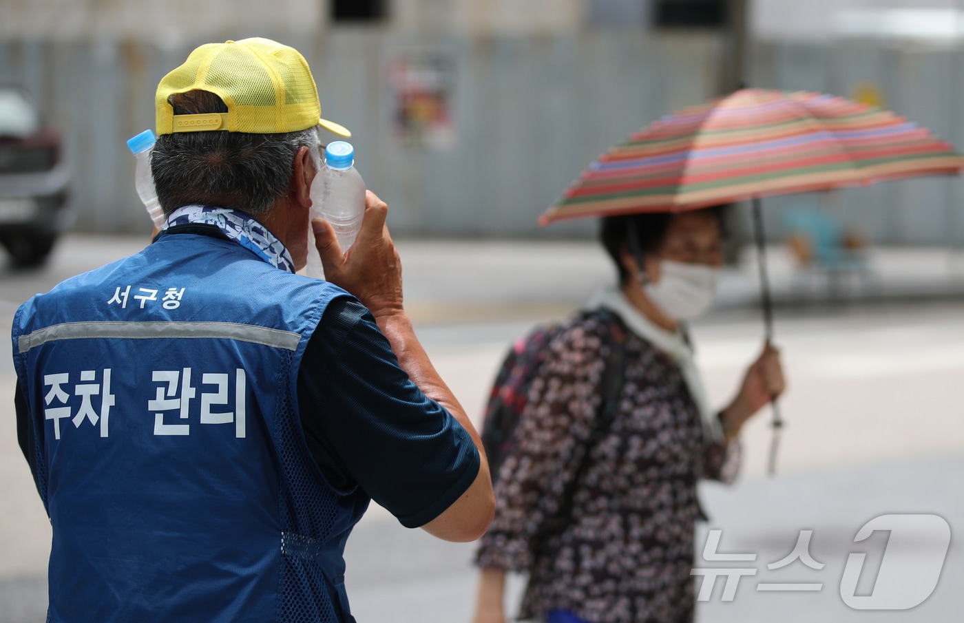 17일 오후 대전 서구일대에서 근로자가 냉방 보호구와 얼음물로 더위를 식히고 있다. 2026.6.17 ⓒ 뉴스1 김기태 기자