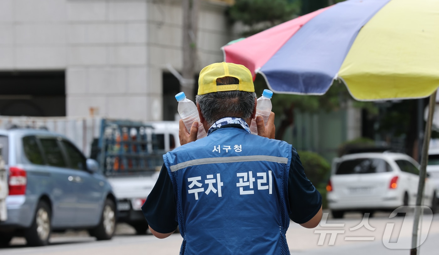 19일 대전·충남은 대부분의 지역에서 낮 기온이 30도 안팎까지 올라 더울 것으로 예보됐다. 대전 서구일대에서 현업근로자가 냉방 보호구와 얼음물로 더위를 식히고 있다. ⓒ 뉴스1 김기태 기자