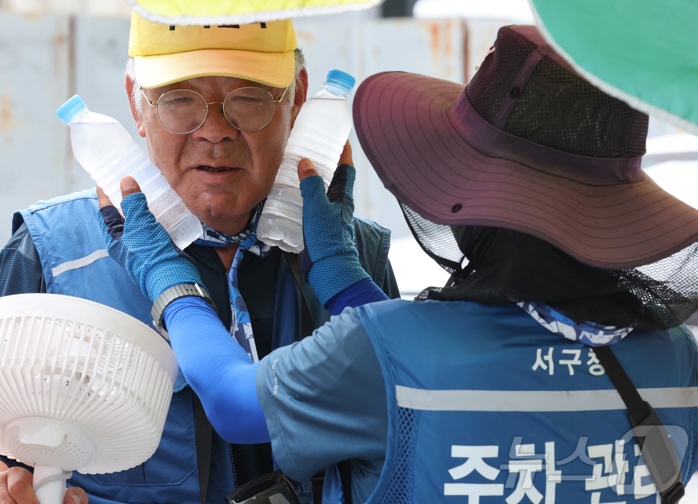 17일 오후 대전 서구일대에서 현업근로자가 냉방 보호구와 얼음물로 더위를 식히고 있다. 대전 서구는 폭염 대응 예산을 조기에 집행하고 아이스조끼와 냉토시 등 냉방 보호구를 비롯해 식염포도당, 휴대용 보랭 물병 등 안전 물품을 선제적으로 확보할 계획이다. 2026.6.17 ⓒ 뉴스1 김기태 기자