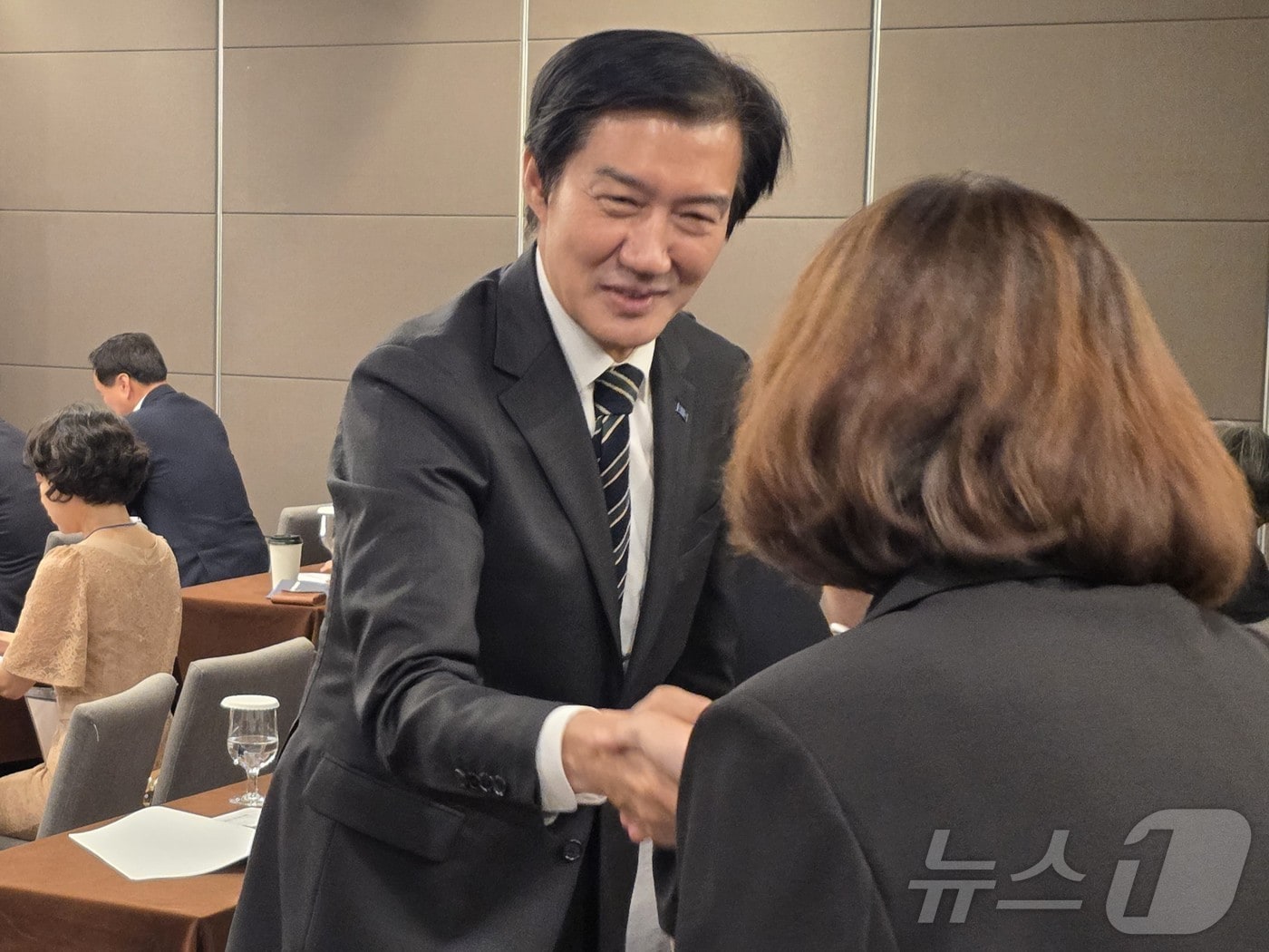 조국 조국혁신당 전 대표가 지난 6월 17일 광주 서구 치평동 브리브 광주 바이 롯데호텔에서 열린 6·3지방선거 당선인 워크숍을 찾아 당선인들과 악수하고 있다. 2026.6.17 ⓒ 뉴스1 서충섭 기자