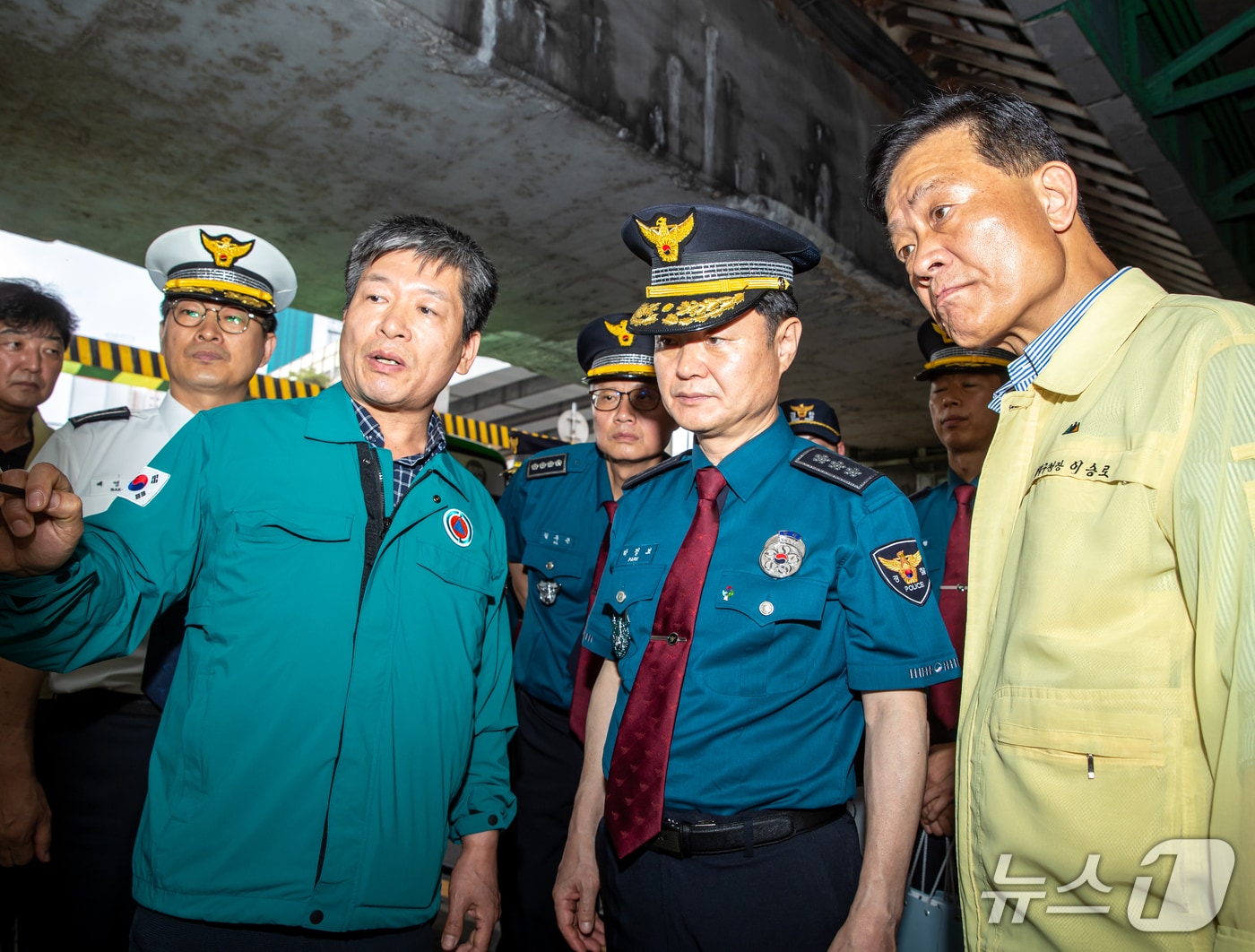 17일 박정보 서울경찰청장 등은 여름철 호우에 대비해 풍수해 취약지역인 서울 노원구 석계역 인근 하부도로 등에 대한 현장점검을 실시하고 있다.(서울경찰청 제공)/뉴스1