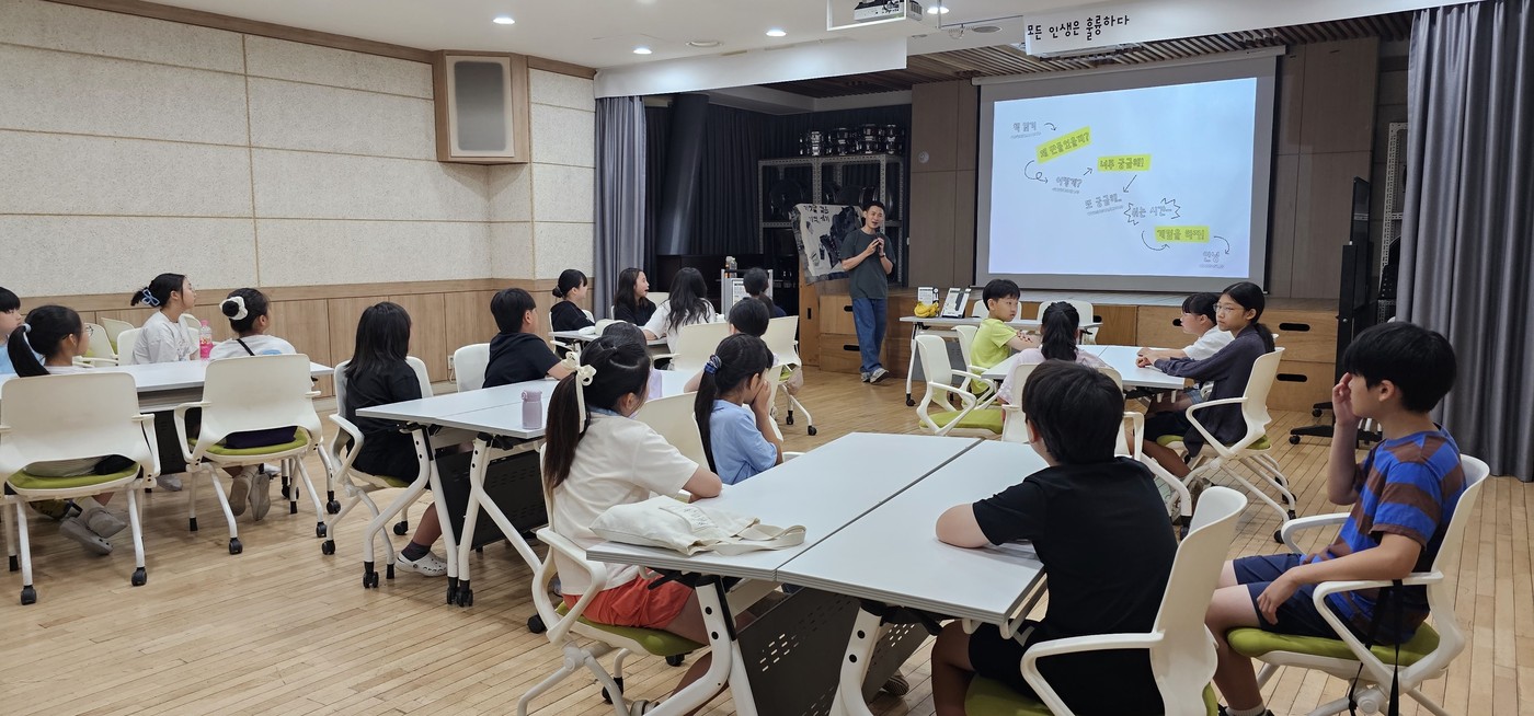지난해 화랑도서관에서 진행한 2025 '올해의 한 책' 정진호 작가와의 만남(노원구 제공)