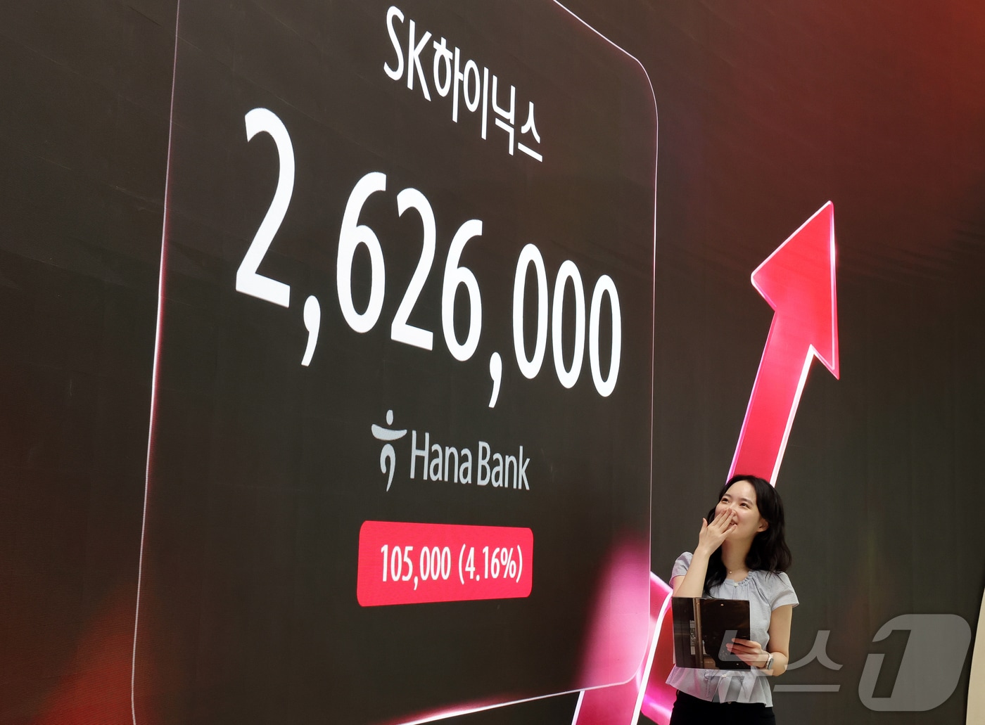 18일 서울 중구 하나은행 본점 딜링룸 전광판에 SK 하이닉스 주가가 표시되고 있다. 2026.6.18 ⓒ 뉴스1 김진환 기자