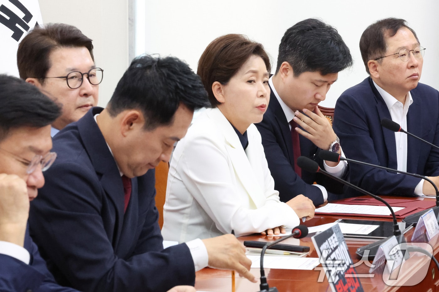 지난 18일 서울 여의도 국회에서 열린 국민의힘 최고위원회의 모습. 왼쪽부터 정점식 원내대표, 장동혁 대표, 신동욱·양향자·우재준 최고위원. 2026.6.18 ⓒ 뉴스1 신웅수 기자