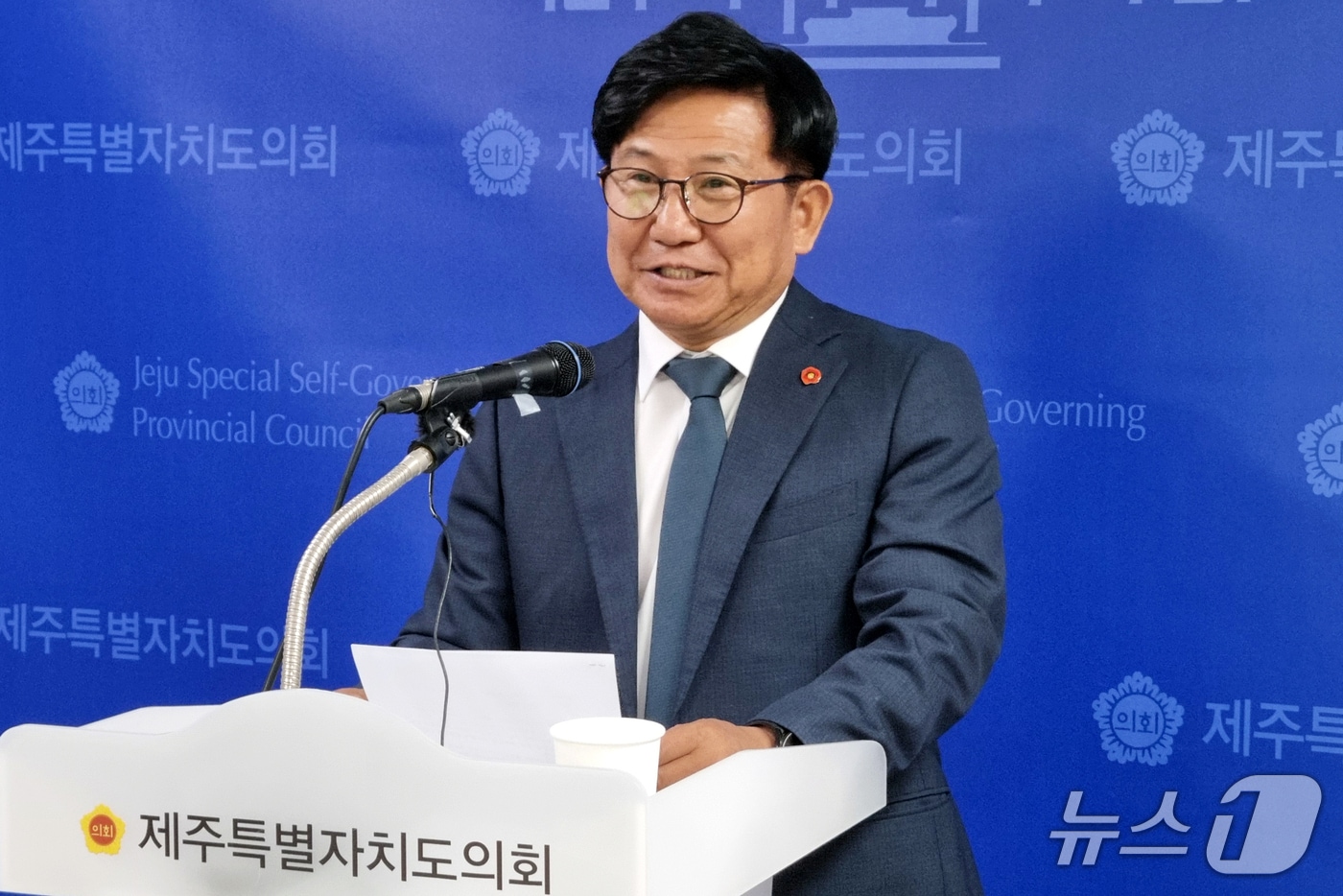 김경학 제주특별자치도의회 의원(제주시 구좌읍·우도면, 더불어민주당)이 18일 오전 제주도의회 기자실에서 기자회견을 하고 있다.2026.6.18./뉴스1