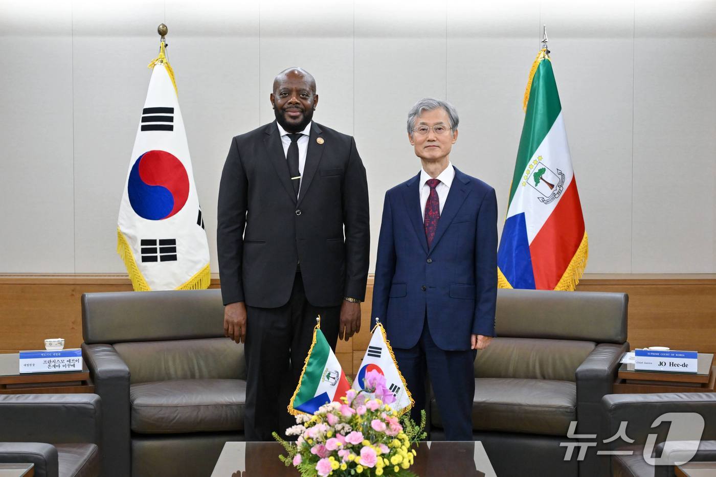 조희대 대법원장(오른쪽)과 프란시스코 에부이 응게마 미쿠에(Francisco Evuy Nguema Mikue) 적도기니 대법원장. (법원행정처 제공)