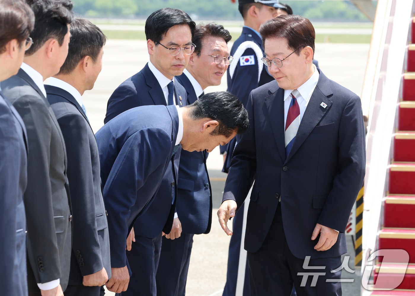 주요 7개국(G7) 정상회의 일정을 마친 이재명 대통령이 18일 경기 성남 서울공항에 도착해 정청래 더불어민주당 대표와 인사를 나누고 있다. 2026.6.18 ⓒ 뉴스1 허경 기자