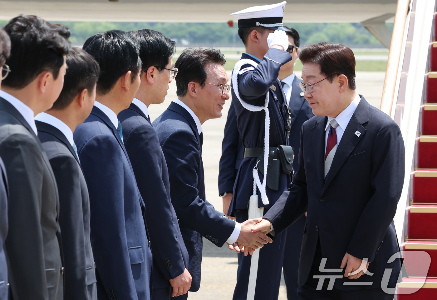 주요 7개국(G7) 정상회의 일정을 마친 이재명 대통령이 18일 경기 성남 서울공항에 도착해 김민석 국무총리와 인사를 나누고 있다. 2026.6.18 ⓒ 뉴스1 허경 기자