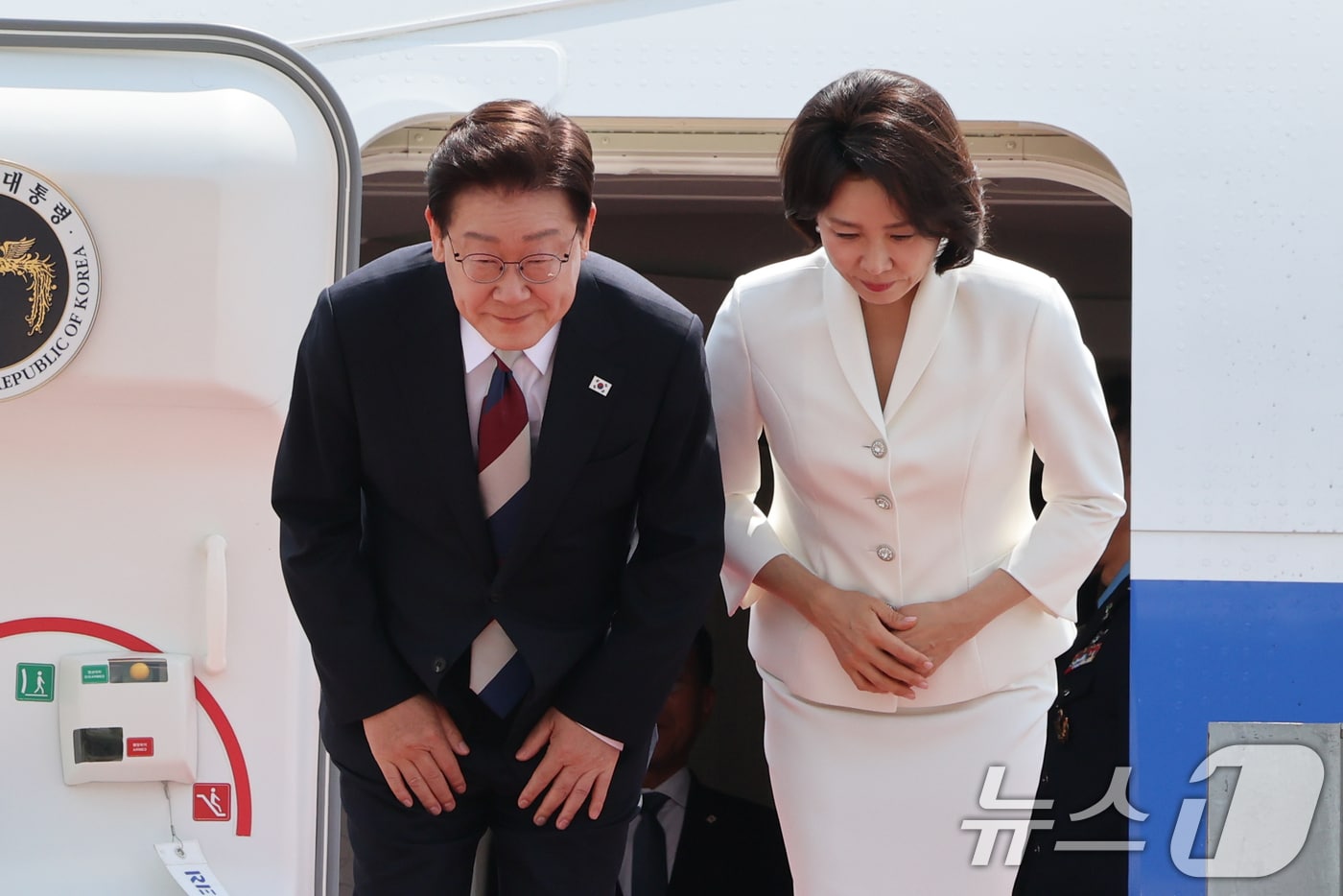 주요 7개국(G7) 정상회의 일정을 마친 이재명 대통령과 김혜경 여사가 18일 경기 성남 서울공항에 도착해 환영객들에게 인사를 하고 있다. 2026.6.18 ⓒ 뉴스1 허경 기자