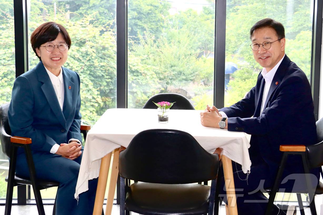 고의숙 제주도교육감 당선인과 위성곤 제주도지사 당선인.(제주도교육감직 인수위원회 제공, 재판매 및 DB 금지) 2026.6.18 ⓒ 뉴스1