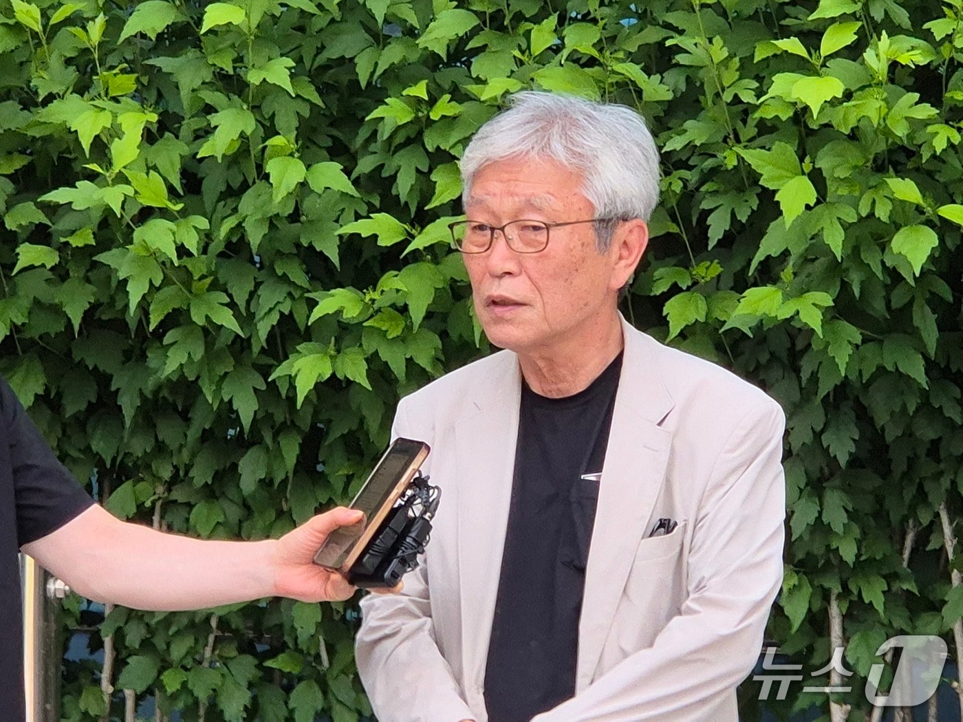 김창민 영화감독 사망사건 가해자들에 대한 첫 재판이 열린 18일 김 감독 아버지인 김상철 씨가 의정부지법 남양주지원 앞에서 언론 인터뷰를 하고 있다.2026.06.18/뉴스1 양희문 기자