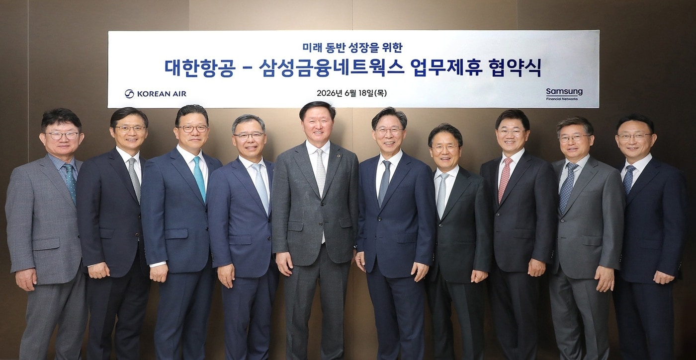 18일 서울 서초구 삼성생명 본사에서 열린 전략적 파트너십 구축 양해각서(MOU) 체결식에 (왼쪽부터) 하은용 대한항공 재무부문 부사장, 박병률 진에어 대표, 송보영 아시아나항공 대표, 류경표 한진칼 대표이사 부회장, 우기홍 대한항공 대표이사 부회장, 홍원학 삼성생명 사장, 이문화 삼성화재 사장, 박종문 삼성증권 사장, 김이태 삼성카드 사장, 김우석 삼성자산운용 대표가 기념사진을 촬영한 모습(대한항공 제공). 2026.6.18.