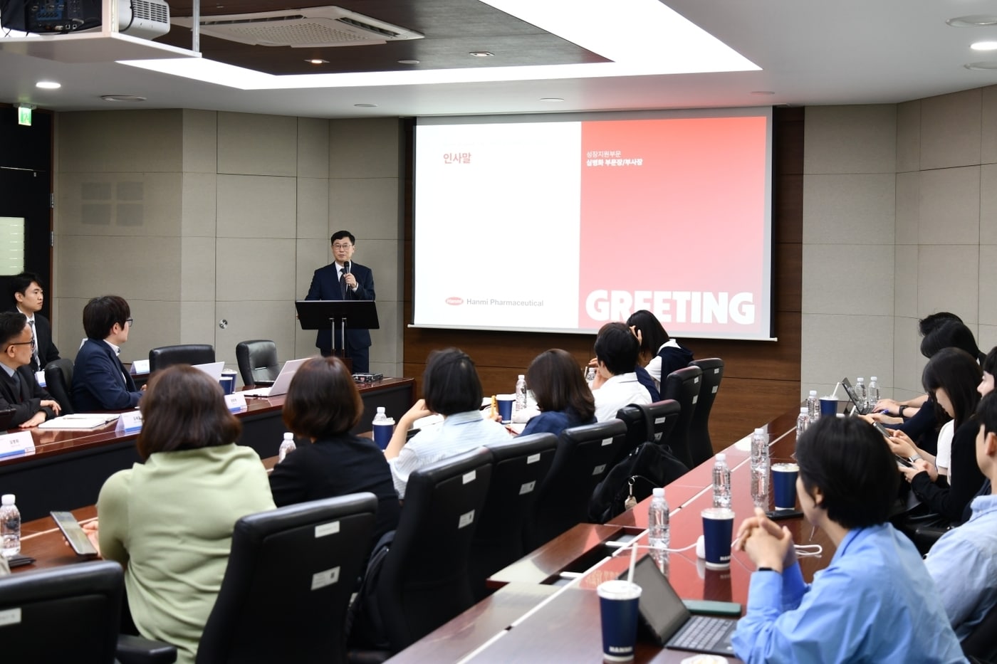 한미약품 심병화 성장지원부문장(부사장)이 12일 평택 바이오플랜트에서 열린 국내 증권사 애널리스트 초청 기업설명회(IR)에서 인사말을 하고 있다. (한미그룹 제공)