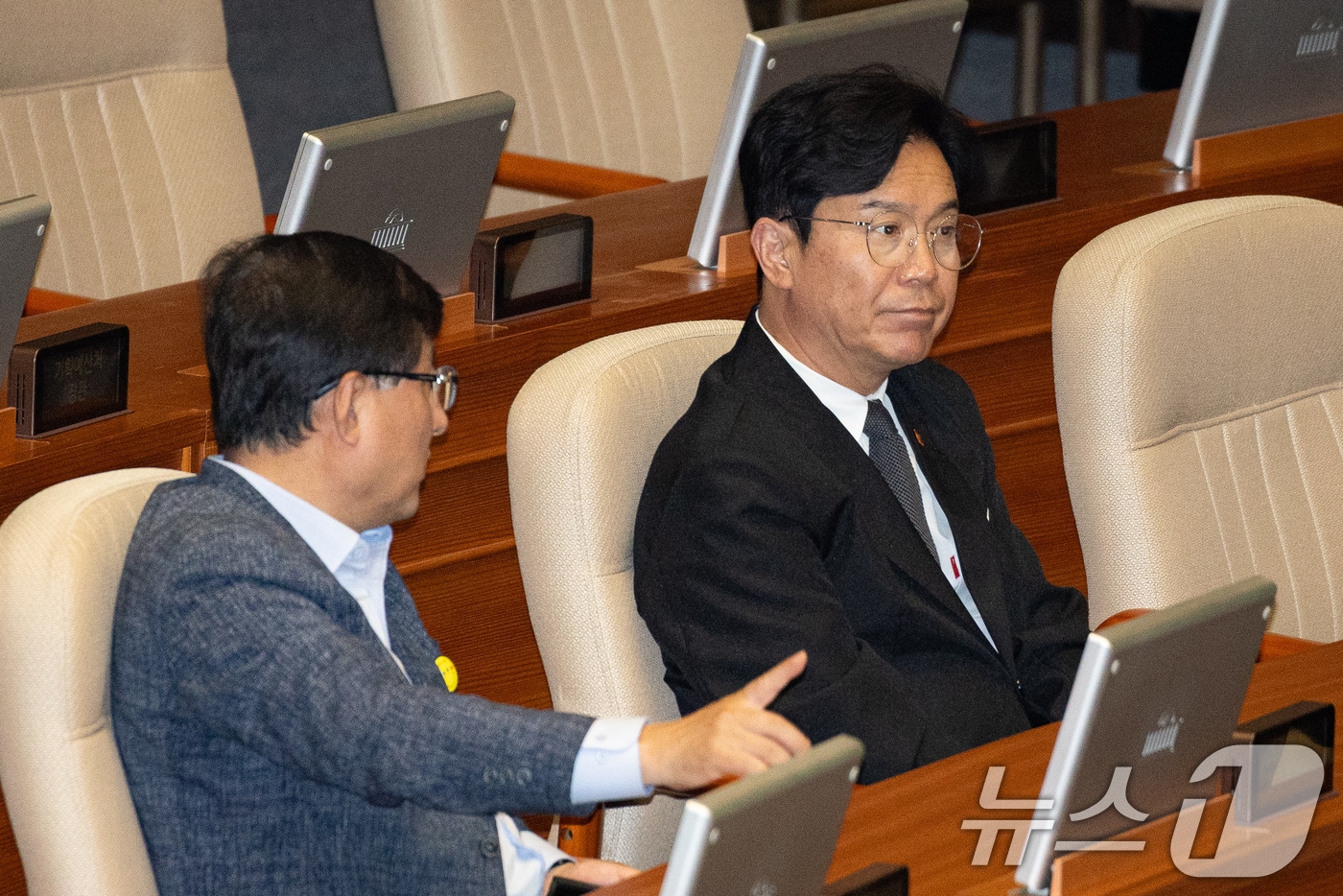 김영훈 고용노동부 장관과 김성환 기후에너지환경부 장관이 18일 서울 여의도 국회에서 열린 제436회 국회(임시회) 제3차 본회의에 출석해 대화하고 있다. 2026.6.18 ⓒ 뉴스1 유승관 기자