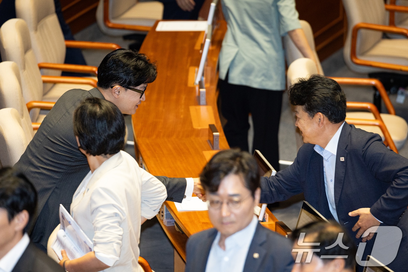 무소속 한동훈 의원이 지난 6월 18일 서울 여의도 국회에서 열린 제436회 국회(임시회) 제3차 본회의 산회 후 의원들과 인사하고 있다. 2026.6.18 ⓒ 뉴스1 유승관 기자