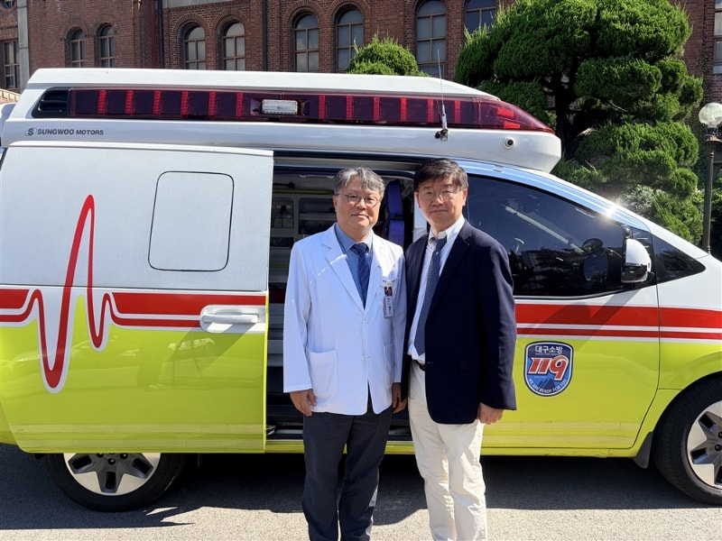 경북대학교병원에서 개발한 응급의료 AI 플랫폼인 '세이버'(SAVE-R)를 활용해 응급의료 현장을 가정한 시연. (한국보건산업진흥원 제공)